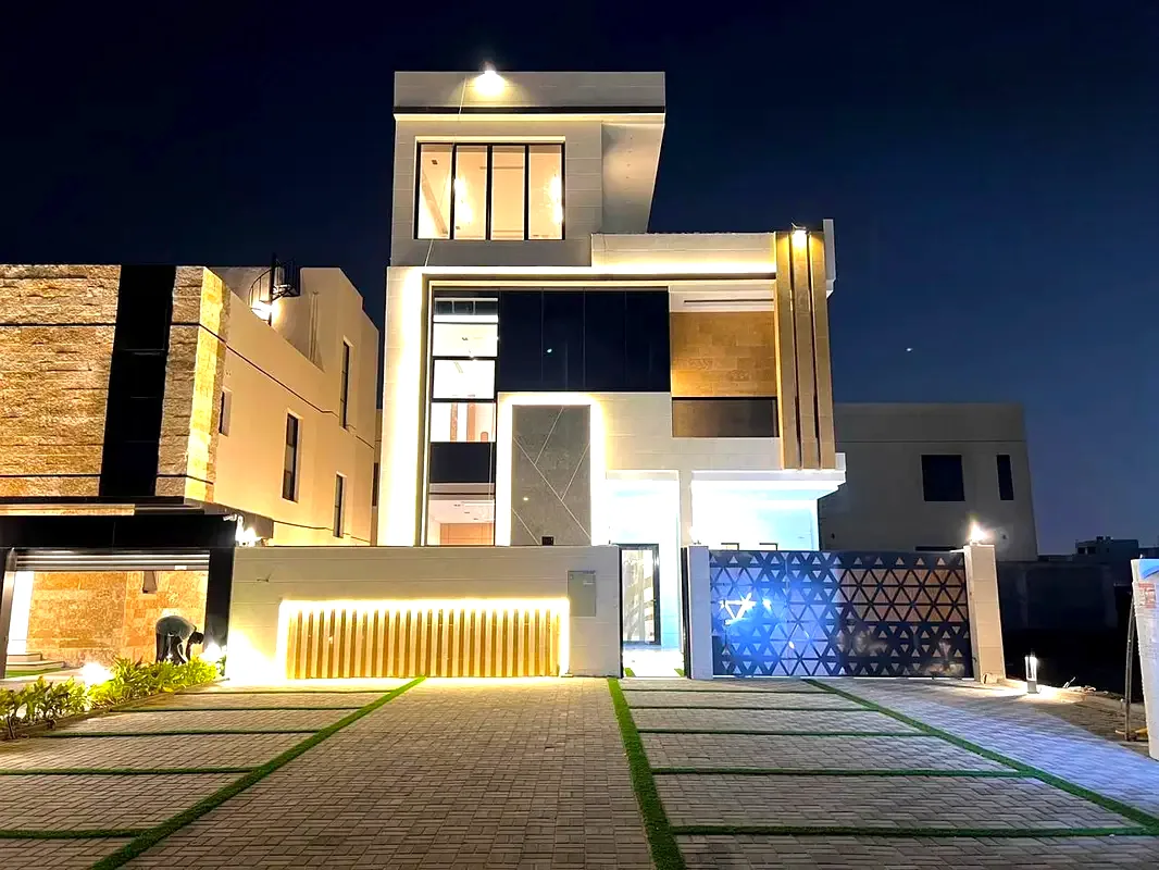 Fully Detached 6-Bedroom Villa