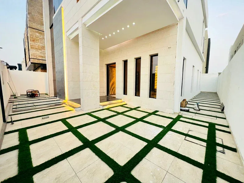 Fully Detached 6-Bedroom Villa