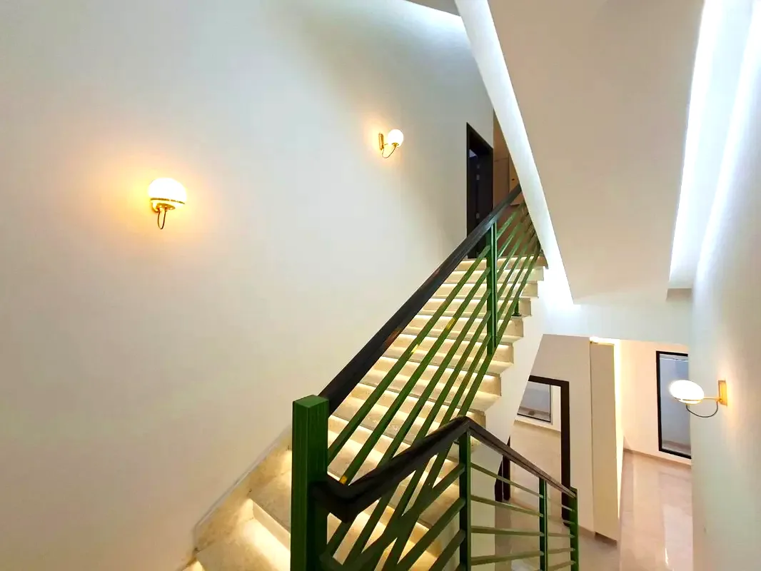 Fully Detached 6-Bedroom Villa