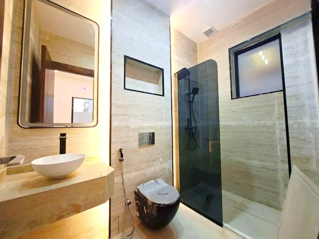 Fully Detached 6-Bedroom Villa